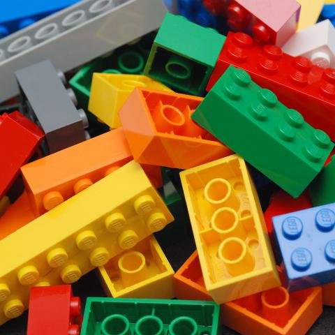 Un apartamento de Manhattan cuenta con una escalera revestida de 20.000 piezas de Lego.